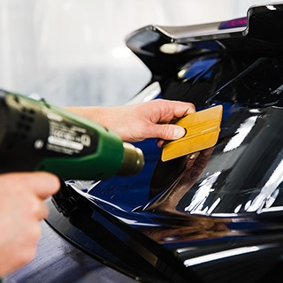 汽車玻璃修補與太陽曬膜的重要性